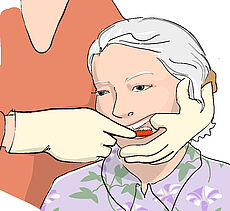 älterer Frau werden die Zähne geputzt