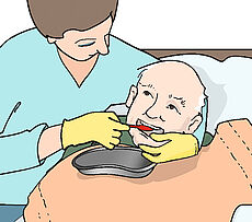 älterem Mann werden die Zähne geputzt