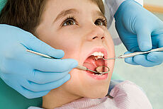 Kind Kontrolle beim Zahnarzt