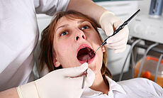 Patient bei einer Zahnbehandlung