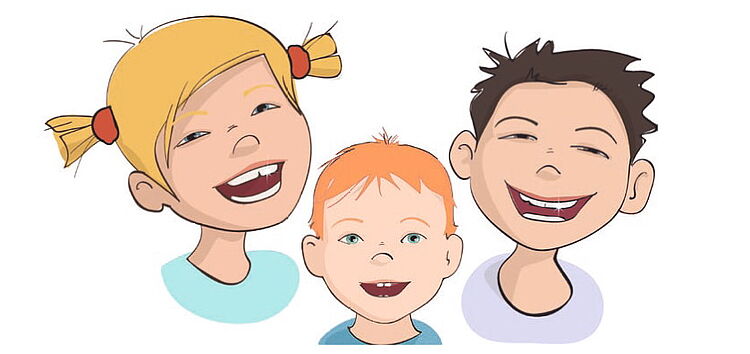 lachende Kinder mit strahlenden Zähnen