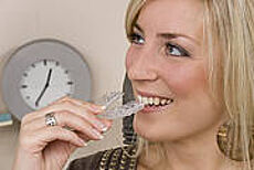 Frau mit Bleaching Schiene Frau mit Bleaching Schiene